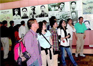 ѧԱ�ڽ�������ɽ���������