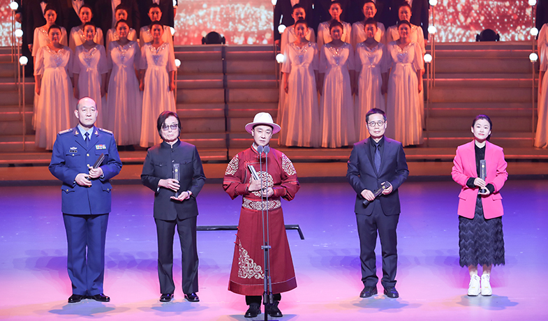 ���������ɡ����ϲ��á���ΰ������������櫴��죩���������ң���ȡ��ƪС˵��