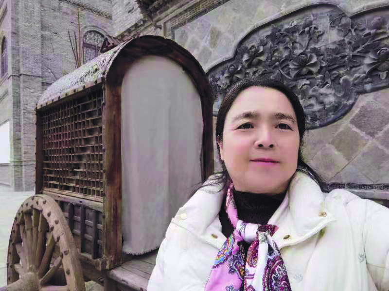 徐彦利,科幻作家,自1998年起发表作品,已发表近500篇科幻小说及研究论文等,出版《奇幻森林逃生记》《心灵探测师》《先锋叙事新探》《中国科幻史话》《中国当代小说主潮》《中国当代小说流变史》等著作。曾获华语科幻星云奖、少儿科幻星云奖及世界华人科普奖等奖项。