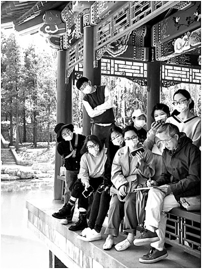 吴冠英(前排右一)在给学生上课。图片由作者提供