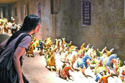 游客在河南洛阳朝阳镇南石山村的唐三彩作品陈列展示馆内参观。新华社发