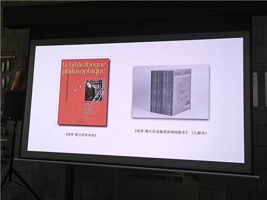 �����о���ѧ������չʾ����ʱ�����������еĲ��鶼����˵¹����о��������˲������в����Լ�����������ע�ͣ�����������������ǵ������������Ȿ�����ޡ�������ѧ��ܡ����󣩵��С����������Զ�ĳЩ�ر��ɬ��ʫ�������ͺ�����ʱ�����㰴ͼ���������������� �������ޡ�������Ʒ��ͼ����У�������ž����������ң����ռ��˲���ÿһ��ʫ��ÿһ���汾����������ڲ�ͬ�汾�Ķ����Ķ��з�����Щ���ڵ��ʡ����ŵ��޸�֮�����Լ����з�ʽ���޸ġ�