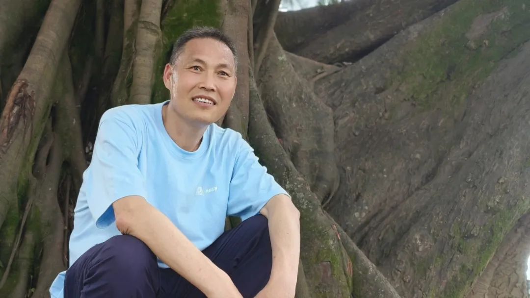 ����ϲ������һ���ߩ��꣬����ʡ�������ˡ����б�ҵ�������¿�ɽ���ƹ���ʮ���꣬�ڼ����ڿ�ըҩ���ϡ�����ʯ�ϡ��ڴ����ϼ�¼���Ķ��ǵľ�������������һ������׵�����뿪���Ƹ�λ�����ڹ������ι�˾�����İ��������ֵ�����Ƥ��Ĺ���֮�����幤��������������ȷ�ﻼ���β�����ְ�����������ѳ��桶΢������ը��־�������ž��ǳ���һ���������������һ���ڹ���ʫ�˽�����ѡ���Ϸ������ܿ�����2021�������100���й�������ѡ��