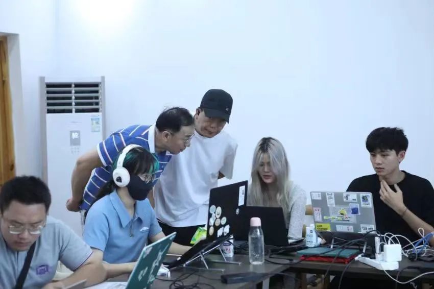 作家们参观清华大学乡村振兴工作站