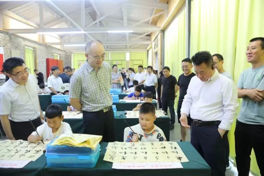 作家们走进“写好中国字 做好中国人”项目公益书法课堂