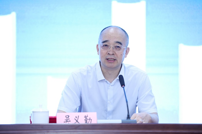 �羺���µ����Ա������ϯ���羺���³��漯�Ź�ί�����������ڳ�ϯ��Ļʽ������