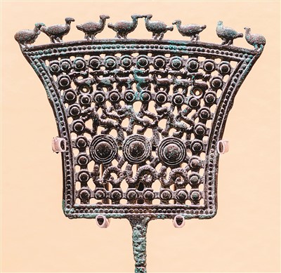 战国动物纹铜牌饰,茂县羌族博物馆藏。