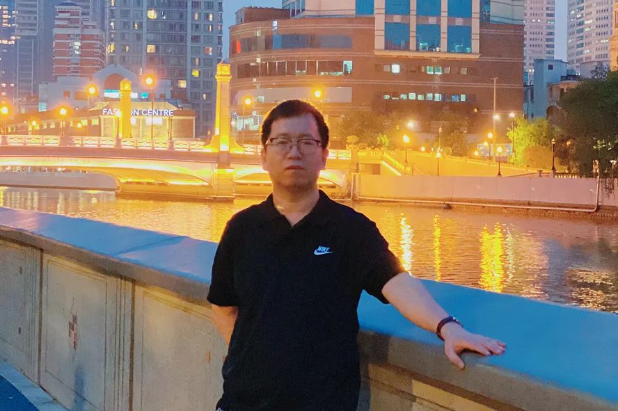 ����һ�Ű���������ɽ����������ΰ��³Ѹ��ѧԺ����ʮ������а�ѧԱ��ɽ����ѧԺ���߽�ǩԼ���ҡ����ڡ�������ѧ�����Ϻ���ѧ����ɽ����ѧ�����������ȿ�����С˵�������С�һ�������꡷������˾ͺá�����Ʒ����С˵��ѡ���������Ծ���