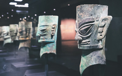 三星堆博物馆新馆“巍然王都”展区陈列的青铜人头像。 三星堆博物馆供图