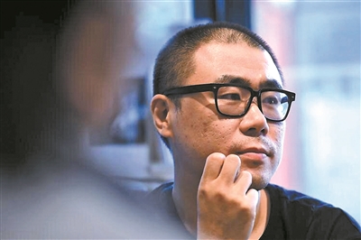 石一枫,1979年生于北京,1998年考入北京大学中文系,文学硕士。著有长篇小说《漂洋过海来送你》《入魂枪》《心灵外史》《借命而生》等,小说集《世间已无陈金芳》《特别能战斗》等。曾获鲁迅文学奖、冯牧文学奖、十月文学奖、百花文学奖、《小说选刊》年度奖·中篇小说奖等,作品入选年度“中国好书”、中国小说学会年度好小说榜单等。