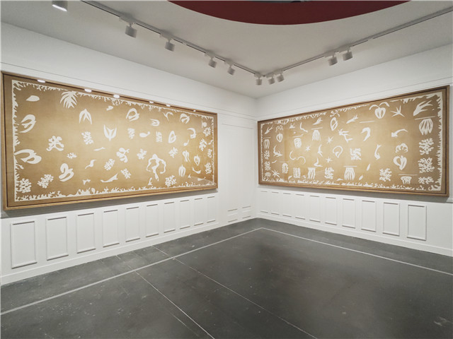 ����˿��ӡˢ���������ޣ����󡷺͡������ޣ���ա���1946�꣬��ʱ������˹����ϣ��֮���Ѿ���ȥ15��֮�á�������λ�ڰ���Ĺ������￪ʼ�ô�ͷ��ѷ�������Ͱ�ɫ���ݵļ�ֽ����ǳ��ɫǽ���ϣ�����ļ������쳣��������ò�����ˡ���������˹���ϵ�����ֽ��λ�ã���ϣ��֮������õĸй������𽥳�ӯ�˷��䣬���ջ���Ϊ�������ޣ���ա��͡������ޣ�����������Ʒ��