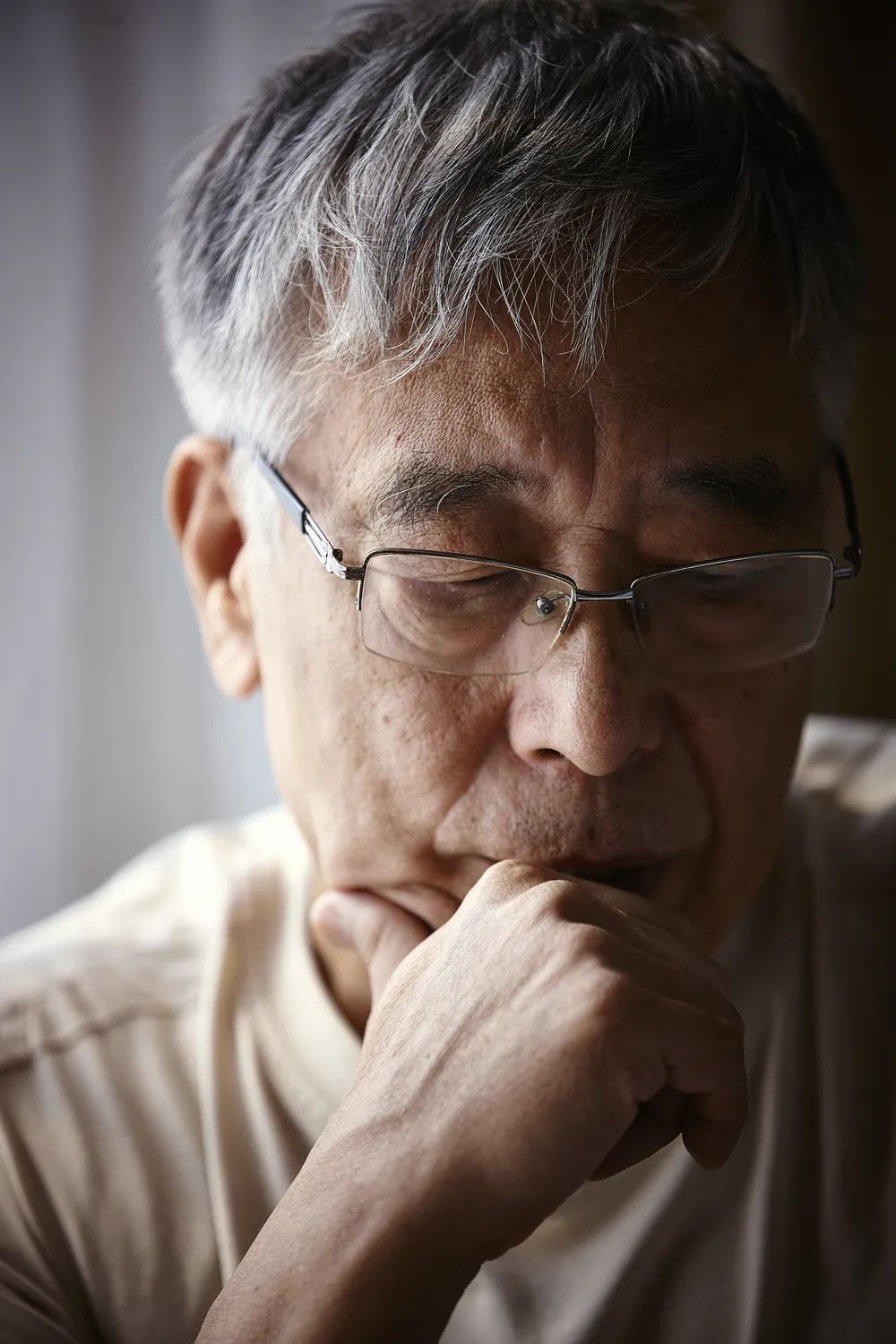 ��������1948������ں��������������ƻ����ҡ��߼�����ʦ��1993�귢����Ů�����ǵ��ع顷����������й��ƻ����ӽ����˺�15���ٻ�ý�������ѷ�����ƪС˵����ƪ�����泤ƪС˵20�ಿ���������г�ƪС˵�����ˡ�����������ʮ�֡�������ͬ�ڡ�����ƪС˵���������е��������İ��顷������֮�衷��������ǡ�������ج�Ρ��������ȣ��������ӽ���ȫ�������ƽ������ɾͽ�����Ѷ��ѧ�����С˵�ҡ�������ѧ����ȿƻ�ͼ�齱����������ѧ������ж���ѧ���ȣ���Ʒ�����Ӣ���⡢�ա��µȶ������ԡ�