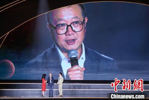 10月18日晚,第81届世界科幻大会在四川成都开幕,这是世界科幻大会在其80余年发展史中首次在中国举行。图为科幻作家刘慈欣与幻迷互动。 记者 王磊 摄