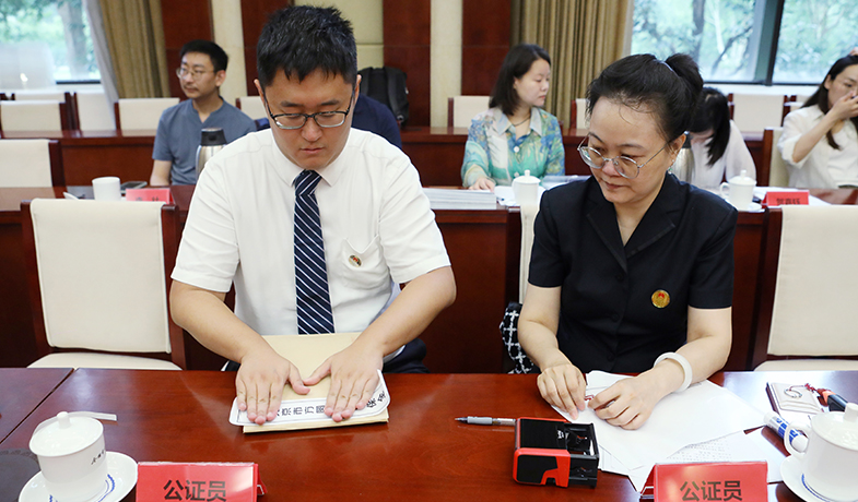 8��11�գ���֤����֤Ա���ѡƱ