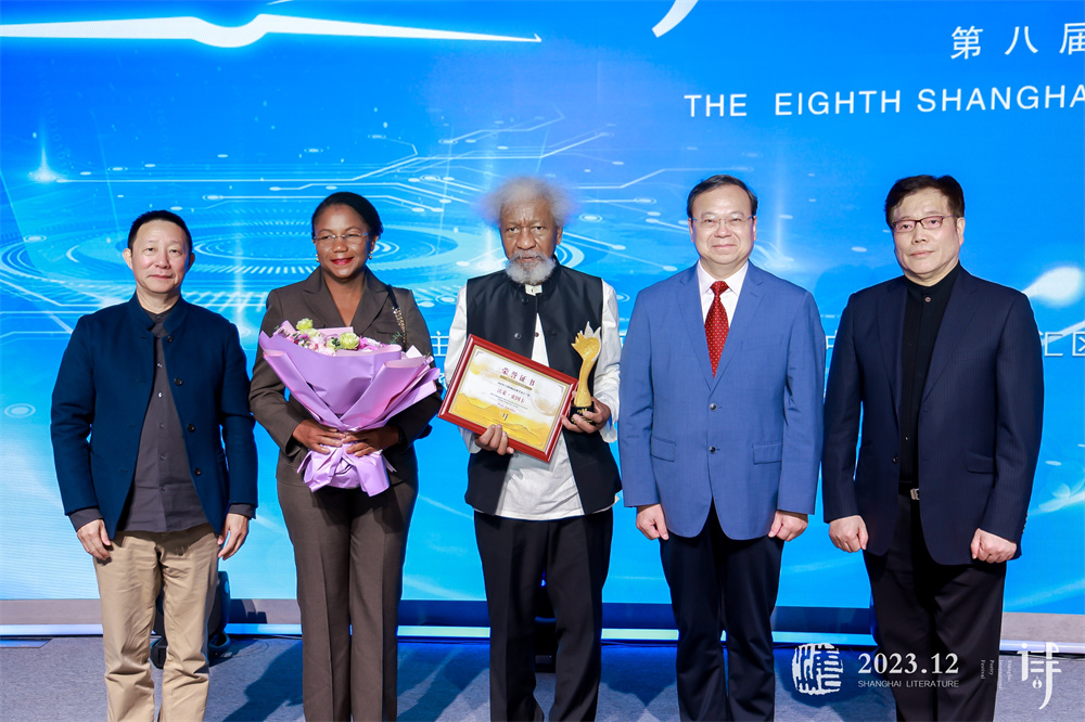 索因卡(中)获得“金玉兰”大奖