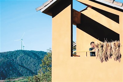 纪录类长期关注单元作品《变迁》之一:四川省凉山彝族自治州昭觉县解放乡,沙且日各在新房子里收拾。 杨凯生摄