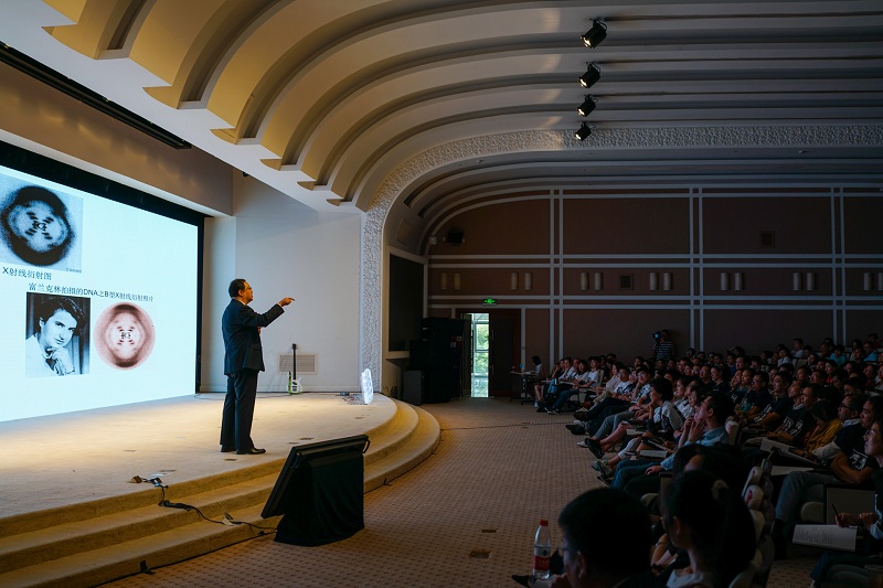 图4:神采飞扬的钟扬在复旦大学给学生上课