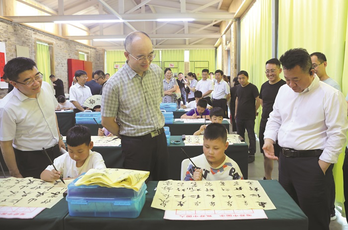 在山东举办的“做人民的学生——电竞竞猜作家活动周”期间,作家们在济宁考察调研公益书法课堂。