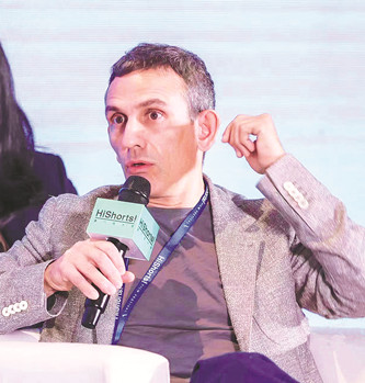 �׿��ʻ��ޡ�������͡ŵ��Michelangelo Frammartino����1968�������������װ͵���������������ݡ���硣1995�ִ꣬�������ײ���Ƭ��2004�ִ꣬�������Ӱ�������2010�ִ꣬�������Ӱ���ĴΡ�����Ƭ��õ�63����ɹ��ʵ�Ӱ�ڵ���˫�ܵ�Ԫŷ�޵�Ӱ������ƾ���Ƭ������55���������������ѵ��ݡ�2013�ִ꣬�������Ӱ��������2021�ִ꣬�������Ӱ����������Ƭ��õ�78������˹���ʵ�Ӱ���������ر𽱡�2022�꣬���ε�12�챱�����ʵ�Ӱ�ڡ���̳����������ί�����ί