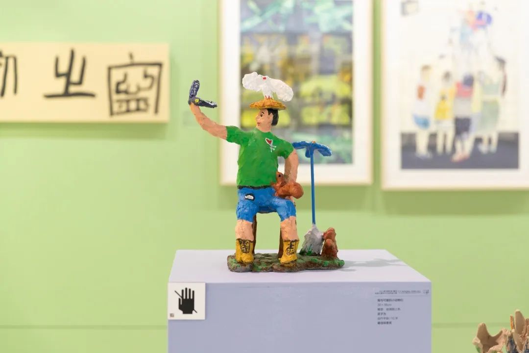 《我与可爱的小动物们》 作者:武子为 尺寸:35x38cm 材料:雕塑 玻璃钢上色 创作年龄:10岁 最佳探索奖