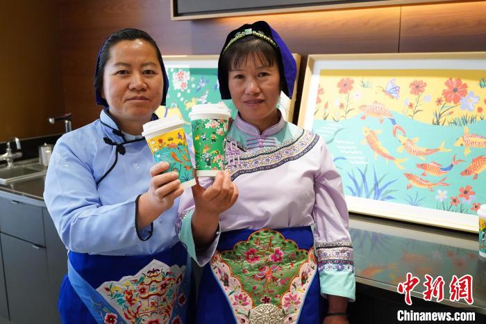 ͼΪũ�񻭼�չʾ���Ǳ�ӡ���ǰͿ˿���ֽ���ϵĻ�����������������Ƚ�� ��