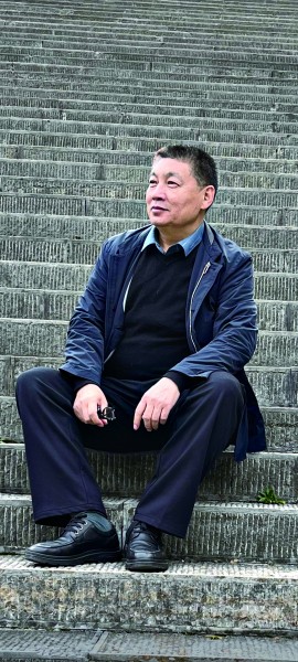 ����ɽ����ɽ�����ˣ��羺���¹�����ϯ��ίԱ���ӱ�ʡ����Э����ϯ���羺�����黭Ժ��Ժ����������80�����ʼ��ѧ������������Ʒ�����г�ƪС˵��������ϡ�����ͷ������ӡ�����ɽ����𡷡���ߵغ񡷡������ɽ���ȣ��ж�ƪС˵����ѩ���硷���캵���������»��硷����ƪ��ʵ��ѧ�����춯�ء���̫���������ȣ�����ʮ����������ɽ�ļ�������ǧ�����֡�  ��Ʒ��������³Ѹ��ѧ��������������ʮһ��ȫ�������һ���̡�������ʮ�Ľ��й�ͼ�齱���ھŽ�ׯ������ѧ��������ۡ������ܿ�������С˵�����ھ��ȡ���ƪС˵����ӡ���ѡ2010���й�С˵ѧ��������а񣬡���ͷ����ѡ�й�С˵ѧ��2014���С˵���а񡣲�����Ʒ�����Ӣ�����������յ����֣��ಿ��Ʒ�ֱ𱻸ı�����ɡ���ߵغ񡷡�����������ȵ��Ӿ�ͻ��硢��̨����ӳ��