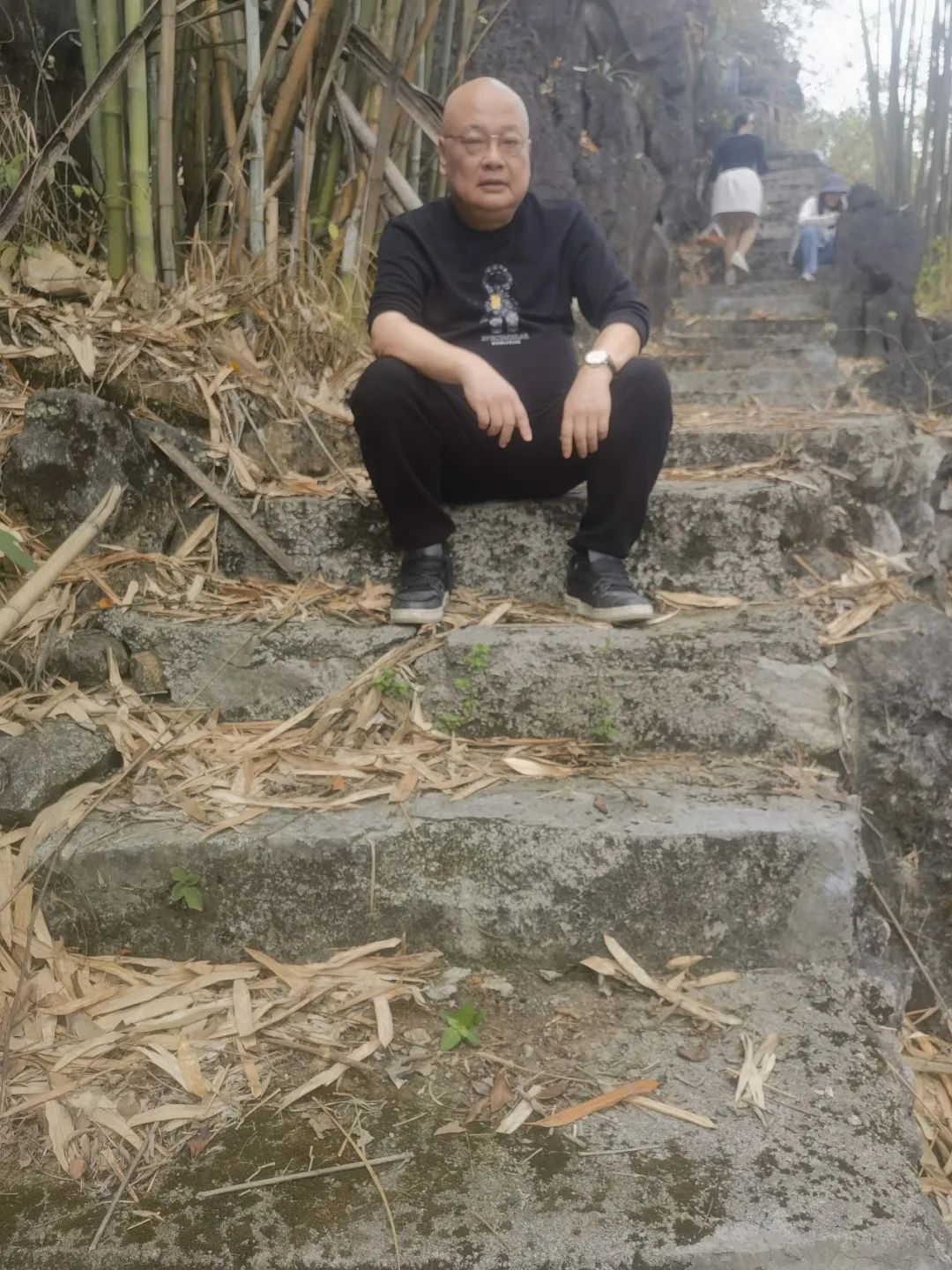 ��һƽ��������һƽ���У�׳�塣1964���������������ˡ��Ⱥ��ҵ�ںӳ�ʦר��������ѧ����ϵ����ʮ����ʮ����ȫ���˴��������Ϊ���������ѧ���ڡ�������������ϯ�������г�ƪС˵�����¡���˳�����������ıɱ�������ɽ����������������ţү����ʷ����ʮ����С˵�������ѵĴ�ׯ����ʮ����������ͭ�Ľ����ٻ���ѧ������С˵ѡ����˫�꽱�ȡ�����Ʒ���������䡢����Խ�ϡ����������ĵ��ڹ�����档