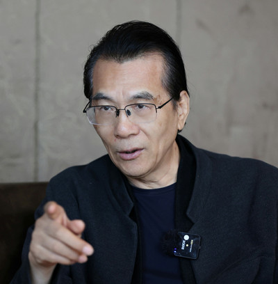 �ν������羺���¹������ߡ��ˡ��Ž�פ�ḱ��ϯ����Ϊ�羺���¹���������ѧίԱ�����Σ������������ѧԺ���ڡ��Ϻ���ѧ�й�����д���о�ԺԺ�������λ��³Ѹ��ѧ�������λ�������������һ���̡�������λ��ȫ�����㱨����ѧ������ٱ�����ѧ�������й����顱�Ƚ����λ��ö���˹����ͼ�齱�ĵ羺���¡�