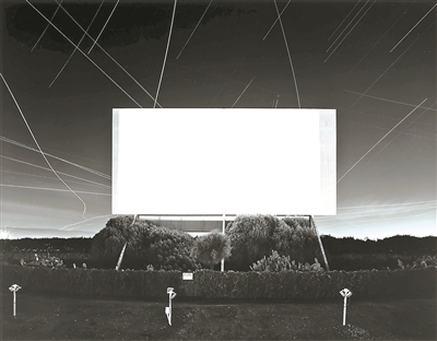 杉本博司,《尤宁城汽车影院,尤宁城》,1993,明胶银盐相纸,119.4×149.2cm。公式Hiroshi Sugimoto,图片由艺术家提供