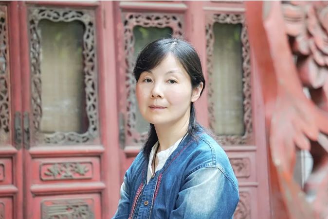 ��ܿ    ���ں������־��ϲ���һ�����ң��ϲ�������Э����ϯ�����泤ƪС˵���Ի����������ҡ���С˵�����������졷��ޱޱ���������������ȸ˵��������ë����ɢ�ļ���ֽ�����︡�������������������Խ��ʷ�ĳ��硷���ӽ�������������������쳣�������ȡ�������������Ʒ���ڡ�������ѧ�������������»���ժ����С˵ѡ�������羺���¡���������ѧ�����Ϻ���ѧ�������ϡ���ܽ�ء������ǡ������ġ������ġ���ɢ�ġ����������ա�����ƪС˵ѡ������С˵�±����ȣ�������ʮ����ѡ������������������ѧ�������߽���ԭ���ս�����һ�콭��ʡ���մ��������ڶ�����������ѧ����С˵���󽱵ȡ���������ʡ˼�������Ļ�ϵͳ���ĸ�һ�����˲š�