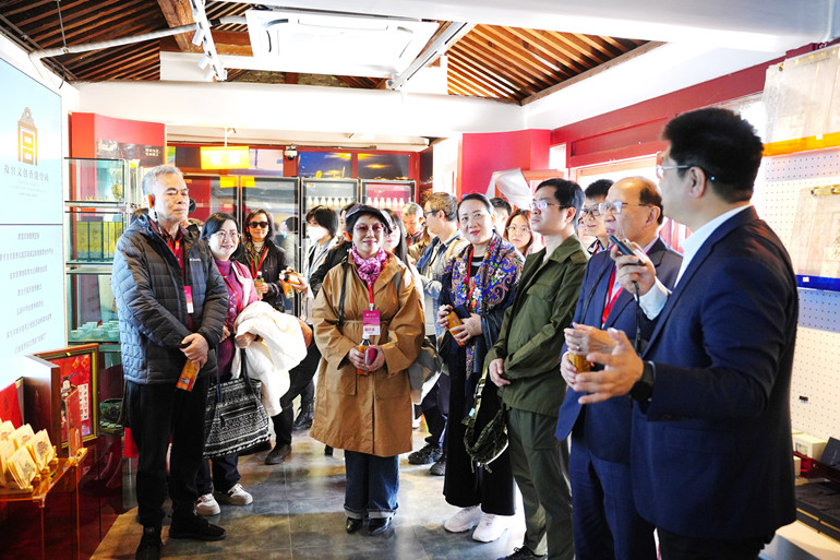 3月30日,受邀参加电竞竞猜“港澳作家回家”活动的作家们在故宫文创香港空间参观 杨 旭 摄