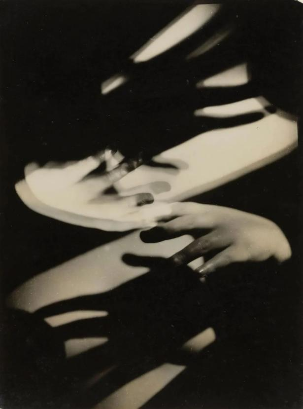 ��������Ʒ������ͼ�����������������һսʱ�ڣ�����ʵ������������һս֮��������������������������ᱳ����Ӱ�죬�������������ھܾ��������Գ����߽�����򣬴��⣬�ܵ��������¾��������Ӱ�죬�����������߼�������Լ����ͬʱ����ϲ���Ѻ�����ɵ��������һ����ͼʹ�ξ�����ʵ��ͳһ��������ֳ�������ֵ����ص㡣�������Ǵ������ͳ���ʵ�����˶��Ļ�Ծ��Ա������Ʒ��ӳ���������˶��ľ�������������Ӱ�Ĵ�ͳ���������ȫ��ĵ߸��ʹ��£�����Ӱ��һ�ּ�¼��ʵ��ý��ת��Ϊһ�ֱ������˼�����е�������ʽ�����Ĵ���Ӱ���˰���ɼ����˾���ڵ��ڶ���Ӱ�����ҡ�