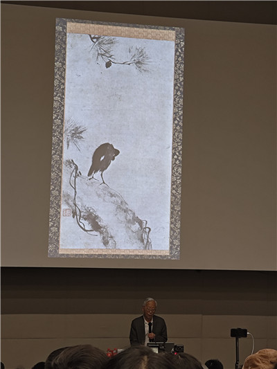 ɼ����˾�ڿ�Ļ��̸�ֳ�չʾ��Ϫ����