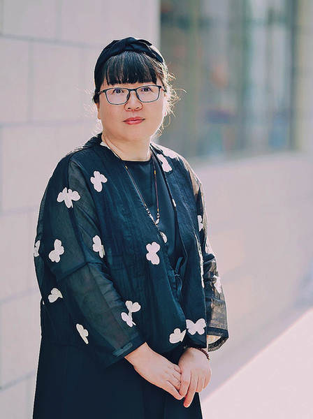 ��Ҷ������������ѧԺרҵ���ң�������Э����ϯ���羺����ȫί��ίԱ�����С���ˮ�����������ǻ��š��������顷�����񡷵ȶಿ��Ʒ������é����ѧ����³Ѹ��ѧ����������ѧ��ý�󽱡�������ѧ����С˵ѡ����ȴ󽱵ȶ���������ˮ�����ʮһ��é����ѧ����