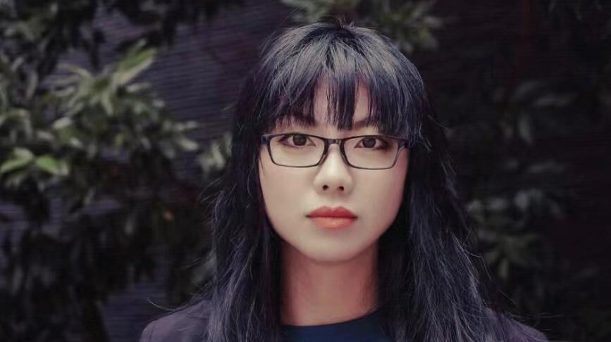 �ܽ��㣬1976������ڽ��ճ��ݣ�15�꿪ʼд���������������г�ƪС˵��С�����������й����ޡ���С˵���������𡷡���ʼ��������������ʱ�����