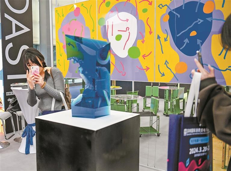 “网红展”成为年轻人的新选择。(胡蕾/图)