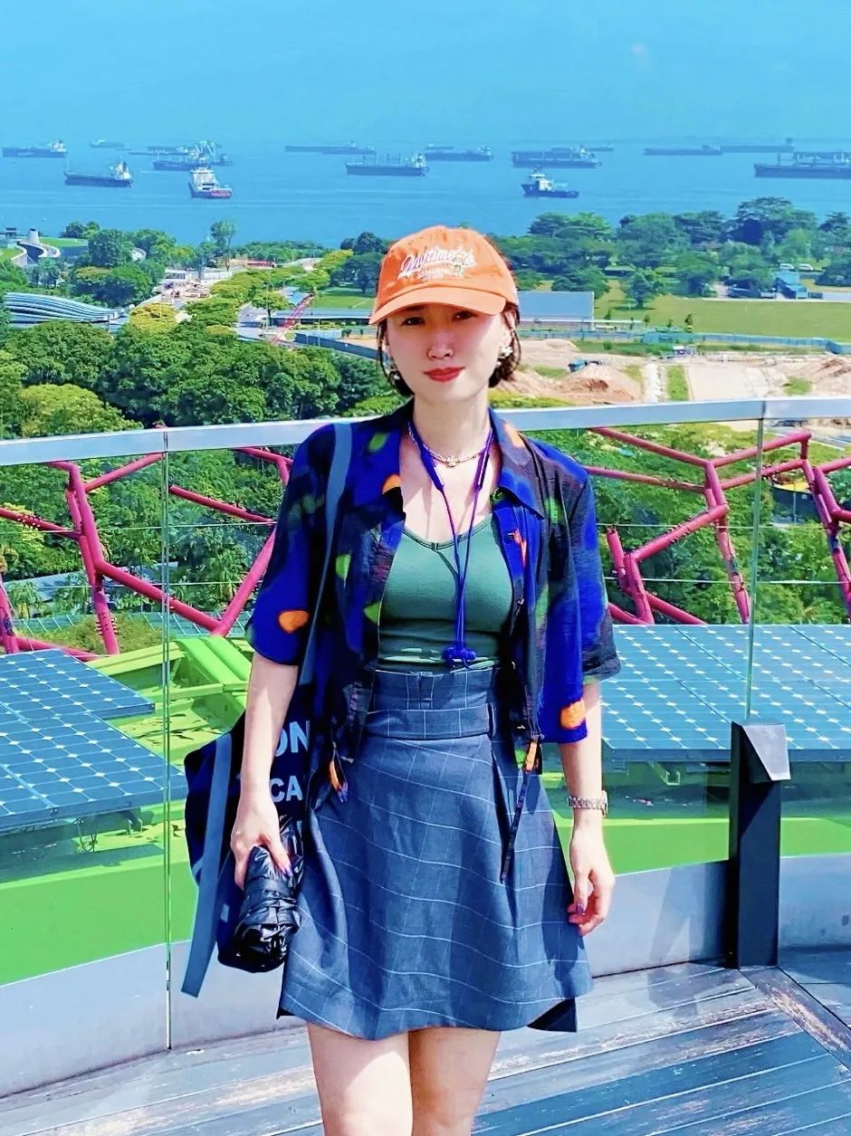 �˰��ݣ�����һ�ž����꣬�й������ѧ��ѧд������˶ʿ�ڶ���ʮ���꿪ʼ������Ʒ����ʮ��С˵�ڡ��ջ���־��������Ʒ���ڡ��羺���¡������ǡ���С˵�±�����������ժ������ƪС˵ѡ�����ȿ�����Ʒ��ѡ����������ѧ���а񣬻��й��ִ���ѧ�ݵ�һ�죨2022��ȣ����ഺ֮�衷��ѧ������С˵������һ���ķ羰����������д����ʦ��ͼ��߻��ȹ�������ʮ�������ڡ�ɽ����ѧ���߻�������������Ŀ�����ġ���