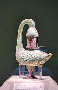 西汉时期的彩绘雁鱼釭灯 本报记者 周洪双摄/光明图片