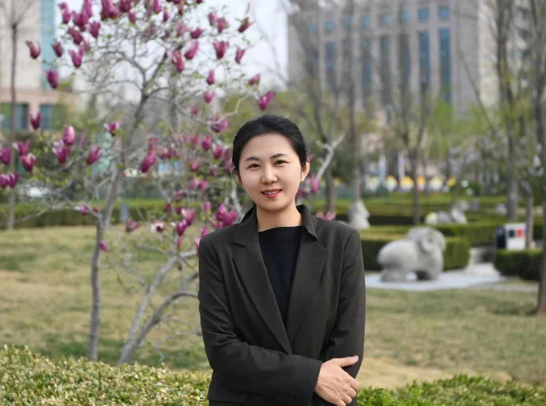 Ǯ�ң�ɽ��̩���ˣ���쿹����Ҹ߼�ѧԱ����ѧ˶ʿ������ʦ����ѧ��³Ѹ��ѧԺ������ѧ����רҵ�о����ڶ����ڡ��ջ񡷡����ϡ���ܽ�ء���ɽ����ѧ����ʱ����ѧ������־����С˵��ʮ�����֣���С˵����С˵�±�������ƪС˵ѡ�������»���ժ���ȶ��ѡ�ء��ж�ƪС˵�����侲�ڡ���ѡ2022��ȡ�21������ѧ֮�Ǵ��顱������̩ɽ���ս�����ɽ����ѧ�����Ƚ��