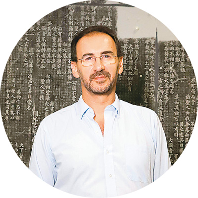 ���ޣ�Pietro De Laurentis�����������ѧ�ң��й����Ҽ��˲���Ŀ��ѡ�ߣ���������ѧԺ���ڡ�������������д�Ļ������������о����ĸ����ˣ�����ѧ�о�����ר��ίԱ��ίԱ����������Ҫ�����鷨ѧ��������д��ѧ�����������о��뷭�롢�й��Ŵ�ʫ���������о���������������С���ף�������ʫ����һ��һӽ������ͤʫ�����о�����Ӣ��ר���С����ͥ�����ס��ۺ��о��������黤������������ʥ�����о���������ר���С����Ҿ�����ʥ�̡���Ӣ�����������칭���й��鷨��Ҫ������Ͷ����о������ڡ�����ר����������ѧ־�����ػ��о��������о������й��鷨�����鷨�о����Ⱥ�����Ȩ�����﷢������50��ƪ��