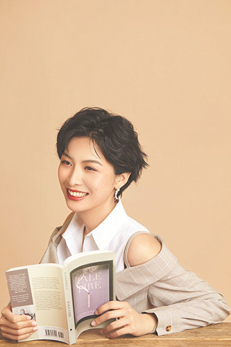 ���񾩣�һ�žũ������������ˣ���ѧ��ʿ������ɽ����ѧ˫�꽱�����˽������������ѧ���Ƚ�������ж�ƪС˵����ȡ����ʯ������Ʒ���г�ƪС˵���췿�ӵ��ˡ�Ϊ��������Ʒ