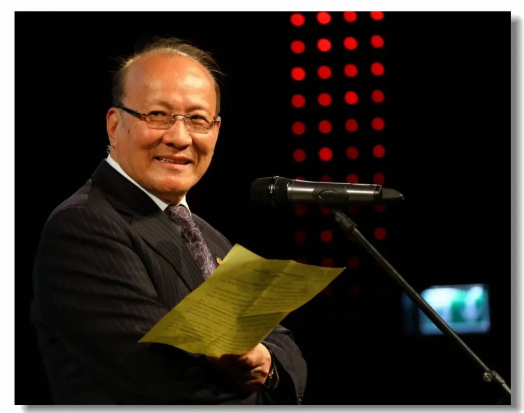 毛时安,中国文艺评论家协会副主席,上海市文广局副巡视员、研究员。浙江奉化人。1948年生,1982年毕业于华东师大中文系。1995年加入电竞竞猜官网。著有《引渡现代人的舟筏在哪里》《美学新变与反思》《毛时安文集》(四卷本)等,主编《1991年中国小说》《海上名家文丛随笔》《海上风艺术文丛》等。曾获第五届中国文联文艺评论一等奖、全国中青年美学优秀成果奖、首届上海文学艺术奖等奖项。