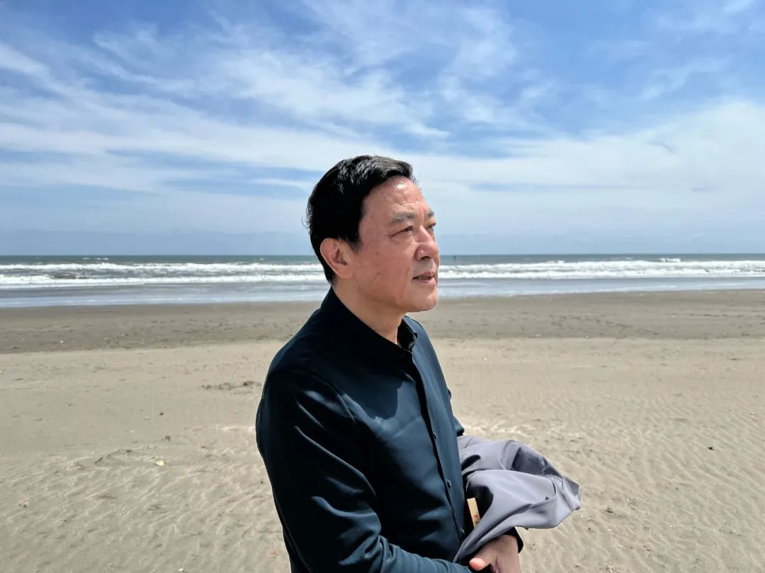 �˾����������ҡ���磻1957���������ջ����ˡ�1982���ҵ�ڰ��մ�ѧ����ϵ����Ҫ��Ʒ�г�ƪС˵�����Ρ����硷�����������ơ������̱��桷�Լ����˾�С˵�ı�����6�����ȣ������Ϊ�������֣���λ񽱡����л�����Ʒ�����¡������š�����ͬ���������������С������31�조����Ϸ��ڡ������Ŀ�����Ա��Ե��ĵ��Ӿ��С�����ع��顷�������ж�����������ı������ī�������ڰ��������ֽ��ߡ��ȡ�