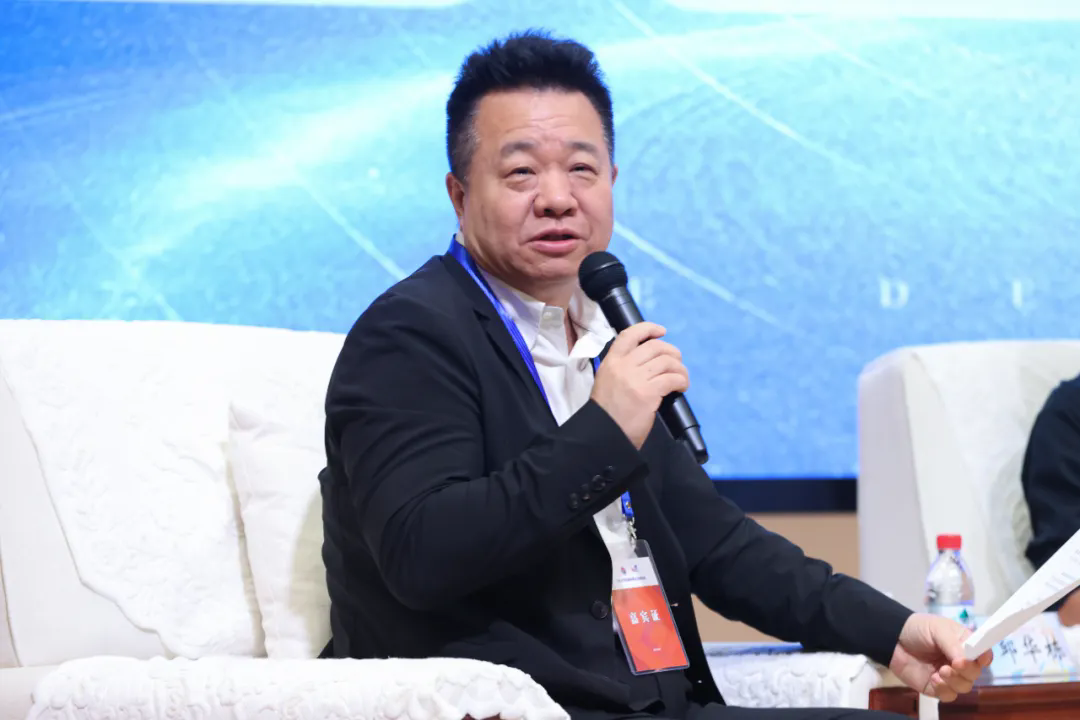 电竞竞猜党组成员、副主席、书记处书记邱华栋出席并主持论坛