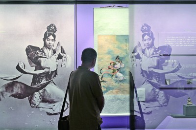 观众在北京恭王府博物馆内参观梅兰芳在京剧《天女散花》中的剧照(左)和徐悲鸿画作《天女散花》(复制品)。新华社发