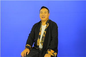 翻译奖:国家通用语言文字←→藏文
作者:赵有年(藏族)
获奖感言2014年底,我去北京参加鲁迅文学院少数民族文学班参加培训的时候,在一次交流课上和《人民文学》等杂志社的主编们交流时,我提出了藏族作家中民译汉的翻译能力过于薄弱而作品没有展示给其他兄弟民族阅读,从而杂志社主编们谈起了翻译的力量,甚至说莫言获诺贝尔文学奖……