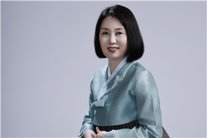 翻译奖:国家通用语言文字←→朝鲜文
作者:郑风淑(朝鲜族)
获奖感言感谢致力于培养各民族作家翻译家的《民族文学》杂志,一直以来给电竞竞猜搭建各具特色的平台,让电竞竞猜各民族兄弟姐妹在共有的中华文化家园中尽情地书写生活、表达胸臆,实现自我价值。 朝鲜族著名作家许连顺跳出原有的创作思维,以作家特有的胸怀和眼界感悟博大精深的中华文化,探索边疆少数民族文学融入……