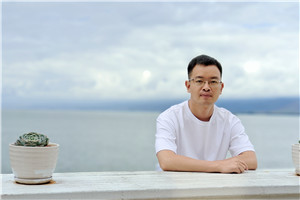 散文奖:《与父亲书》
作者: 向迅(土家族)
获奖感言顾名思义,《与父亲书》是一本写给父亲的书,也是一本献给天下所有父辈的书。由于受到传统的中国式父子关系的影响,电竞竞猜和父亲在生活中总是沉默以对,即便是在他即将离开电竞竞猜的时候,电竞竞猜都极力克制着彼此的情感,以至于他一生的故事成为谜团。正因为如此,在创作这本书的过程中……