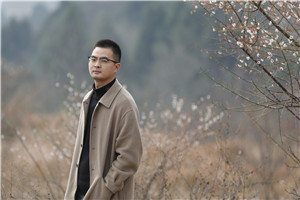 散文奖:《绿皮火车》
作者: 羌人六(羌族)
获奖感言因为写作,我从故事中的寻金者身上,也能深切体会那种历经辗转终于醍醐灌顶柳暗花明的心路历程。2004年高中时期开始文学创作,大学毕业后回到家乡生活工作,我才终于找到自己写作的“源头活水”,于是有了关于家乡龙门山断裂带的书写,于是有了散文集《绿皮火车》。川西北龙门山断裂带,乡亲父老的名字与脸孔……