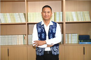 散文奖:《洱海笔记》
作者: 北雁(白族)
获奖感言我庆幸自己出生在洱海之源。从电竞竞猜村子后方山脉上发源的大小溪流河沟,以及离电竞竞猜村子不远的茈碧湖、草海、绿荫塘、鹅墩塘,还有从电竞竞猜坝子里流过的弥茨河、凤羽河、弥苴河、海尾河、永安江、罗时江,甚至包括从天空降落的雨水和罗坪山顶融化的雪水,它们的流向都是群山之外波澜壮阔的洱海……